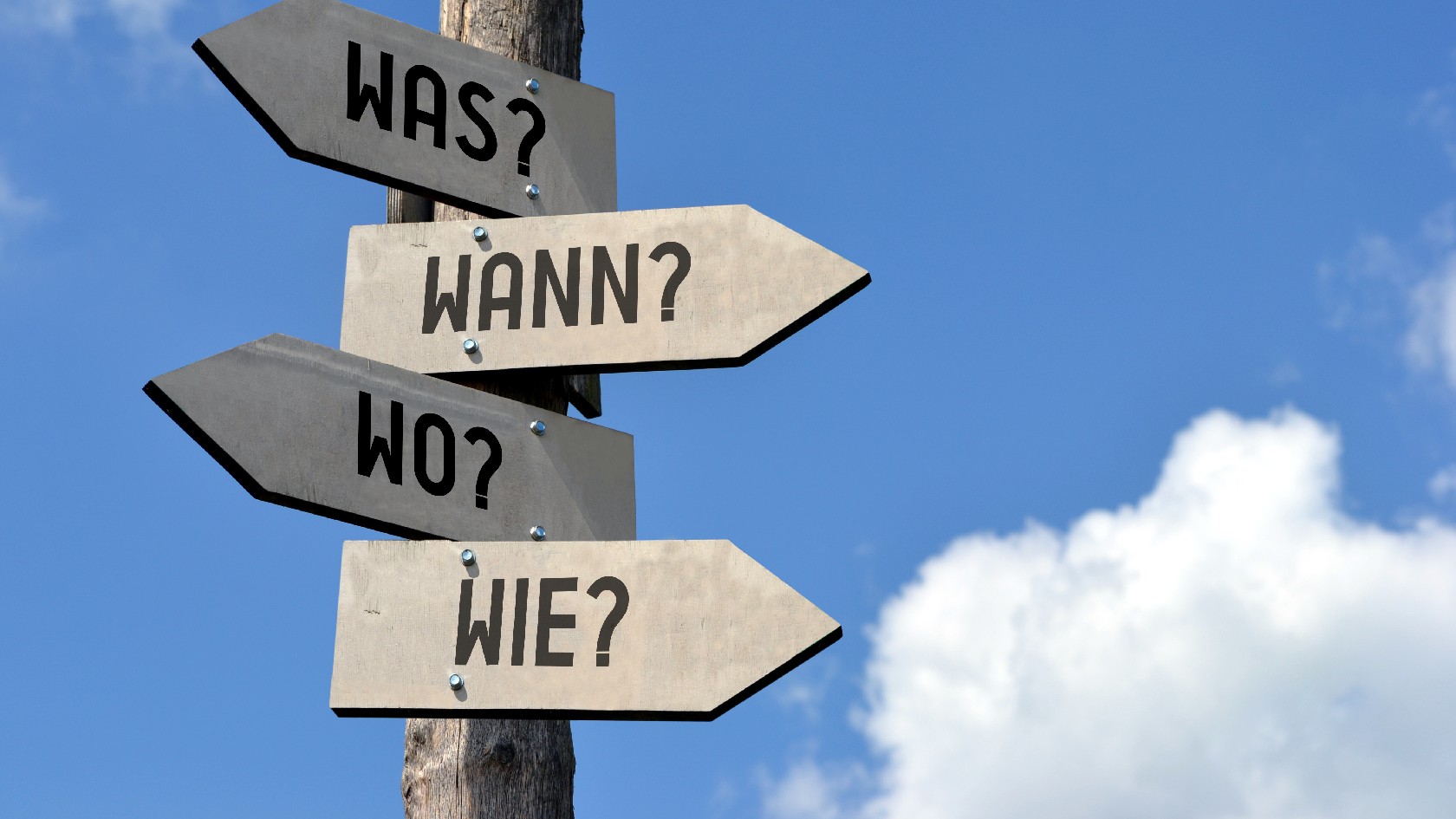 Richtungsschilder mit der Beschriftung was wann wo wie es geht um eine Entscheidung es geht um den richtigen Weg