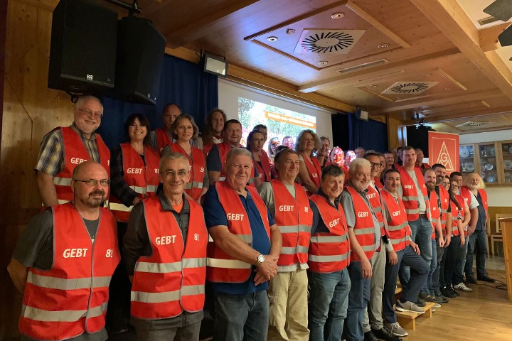 Delegierte auf der Delegiertenversammlung der IG Metall Weilheim im September 2022 mit den Streikwesten mit der Aufschrift 