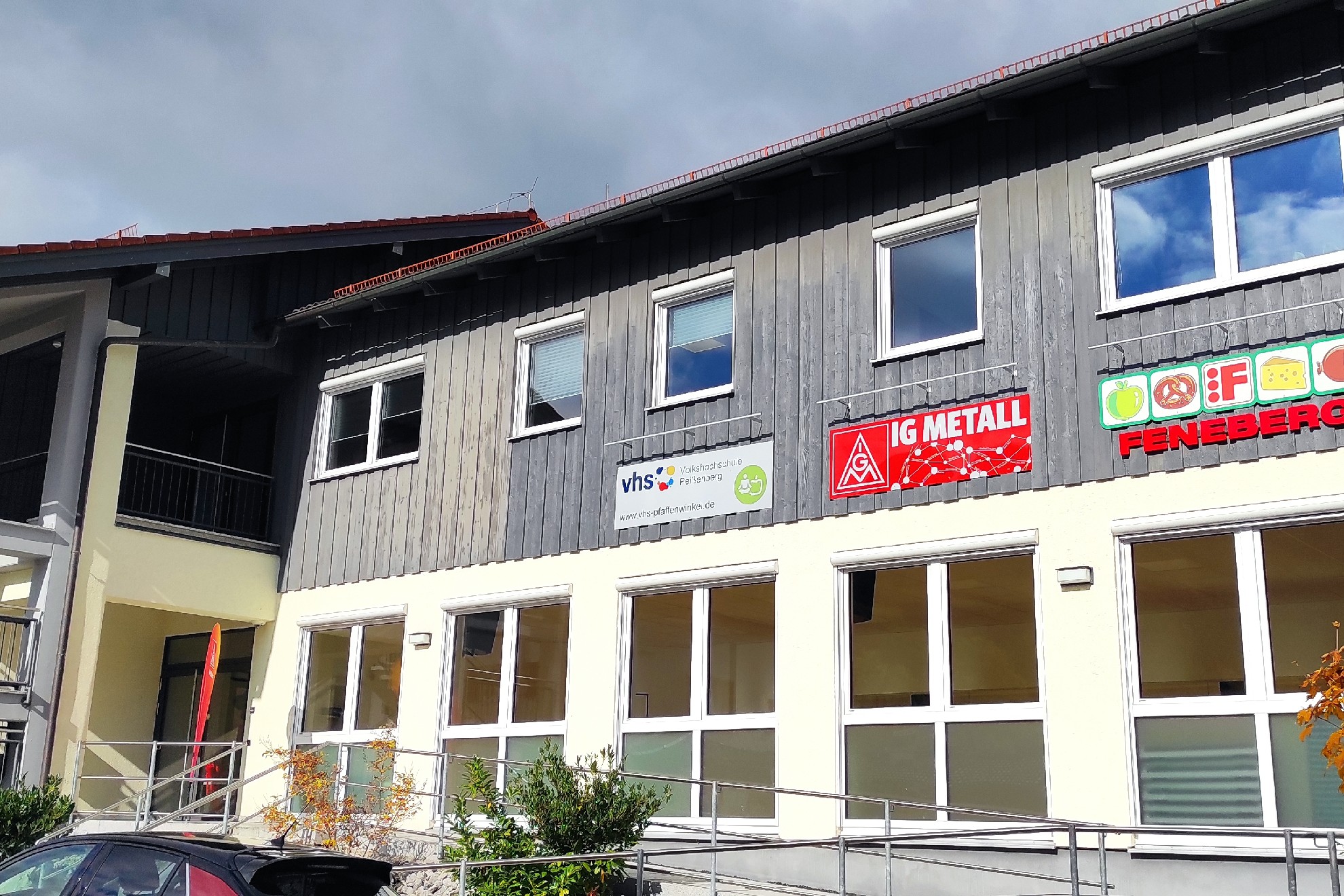 Frontansicht Rigicenter mit dem Eingang der IG Metall Geschäftsstelle Oberland in Peissenberg